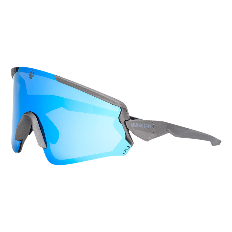 Il modello FALCON di NAKED Optics è un paio di occhiali da sole sportivi di colore grigio, con ampie lenti avvolgenti a specchio blu che recano la scritta NAKED sulla stanghetta, in grado di garantire una protezione UV400 affidabile per i tuoi occhi.