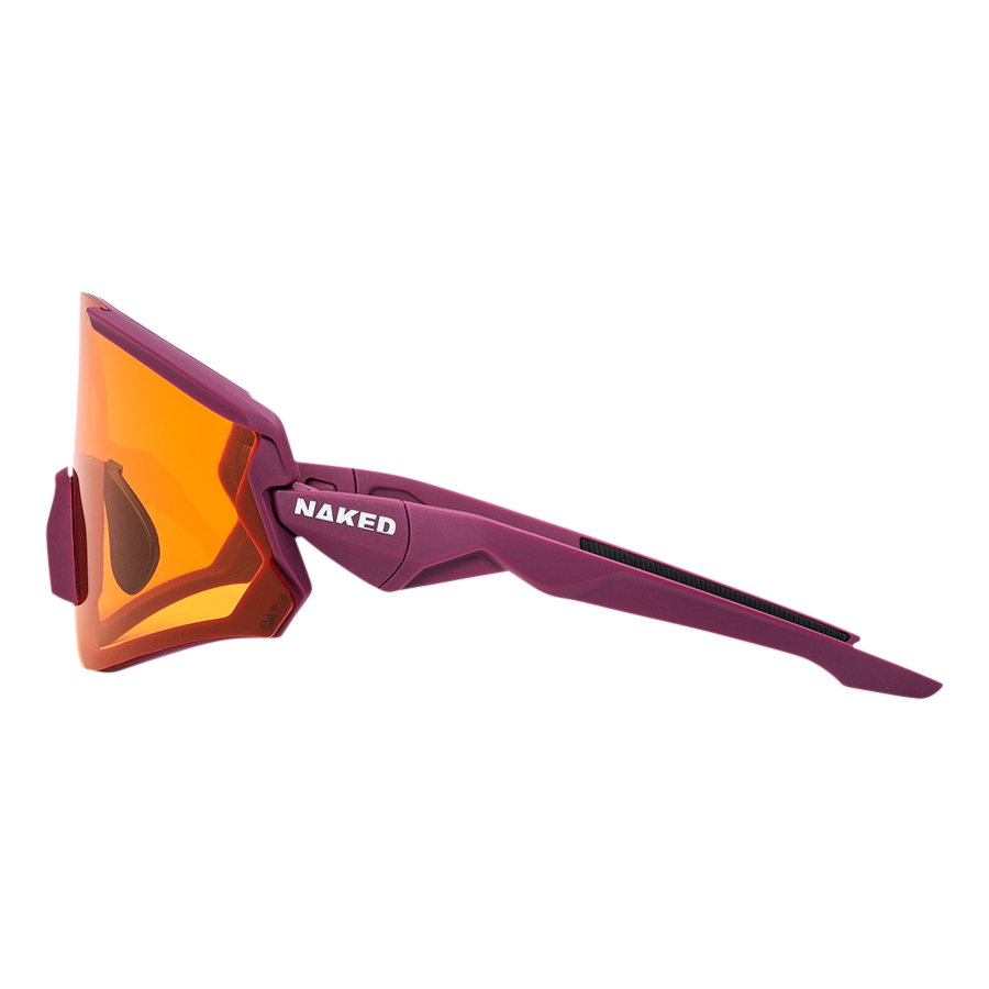 Le modèle FALCON de NAKED Optics est une paire de lunettes de soleil de sport violettes, dotées de verres réfléchissants orange et arborant le logo NAKED sur la monture, visible de profil. Ces lunettes de sport offrent une protection UV400 pour une sécurité oculaire optimale lors des activités de plein air.