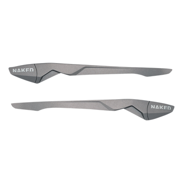 Auf weißem Hintergrund sind zwei metallgraue Objekte mit der Aufschrift „NAKED“ zu sehen, bei denen es sich möglicherweise um Bügel oder Zierelemente handelt – offenbar handelt es sich um die Ersatzbügel „FALCON“ von NAKED Optics.