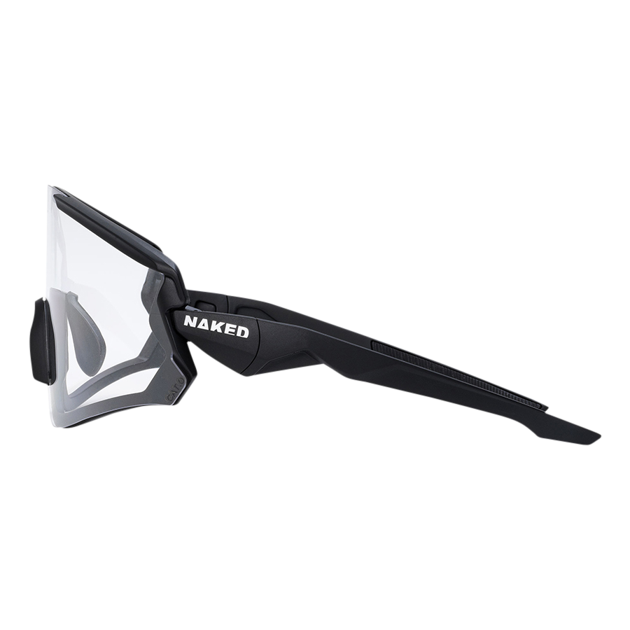 Die FALCON von NAKED Optics ist ein schwarzes Sportbrillenmodell mit klaren Gläsern und dem „NAKED“-Logo an der Seite, hier in der Seitenansicht dargestellt. Sie verfügt über UV400-Schutz für optimalen Augenschutz bei allen Aktivitäten.