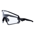 Die FALCON von NAKED Optics ist ein schwarzes Sportsonnenbrillenmodell mit klaren Gläsern, auf dessen Seiten das NAKED-Logo deutlich zu sehen ist. Sie verfügt über UV400-Schutz für optimalen Augenschutz und wird vor einem weißen Hintergrund präsentiert.