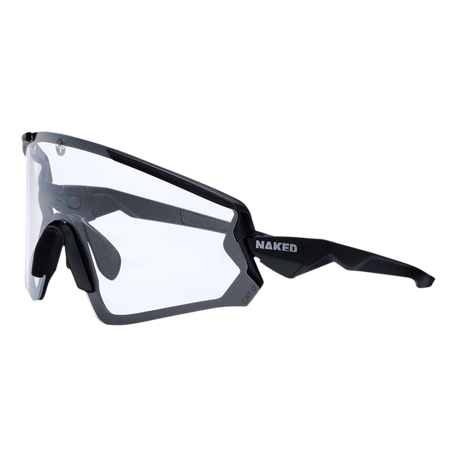 Die FALCON von NAKED Optics ist ein schwarzes Sportsonnenbrillenmodell mit klaren Gläsern, auf dessen Seiten das NAKED-Logo deutlich zu sehen ist. Sie verfügt über UV400-Schutz für optimalen Augenschutz und wird vor einem weißen Hintergrund präsentiert.