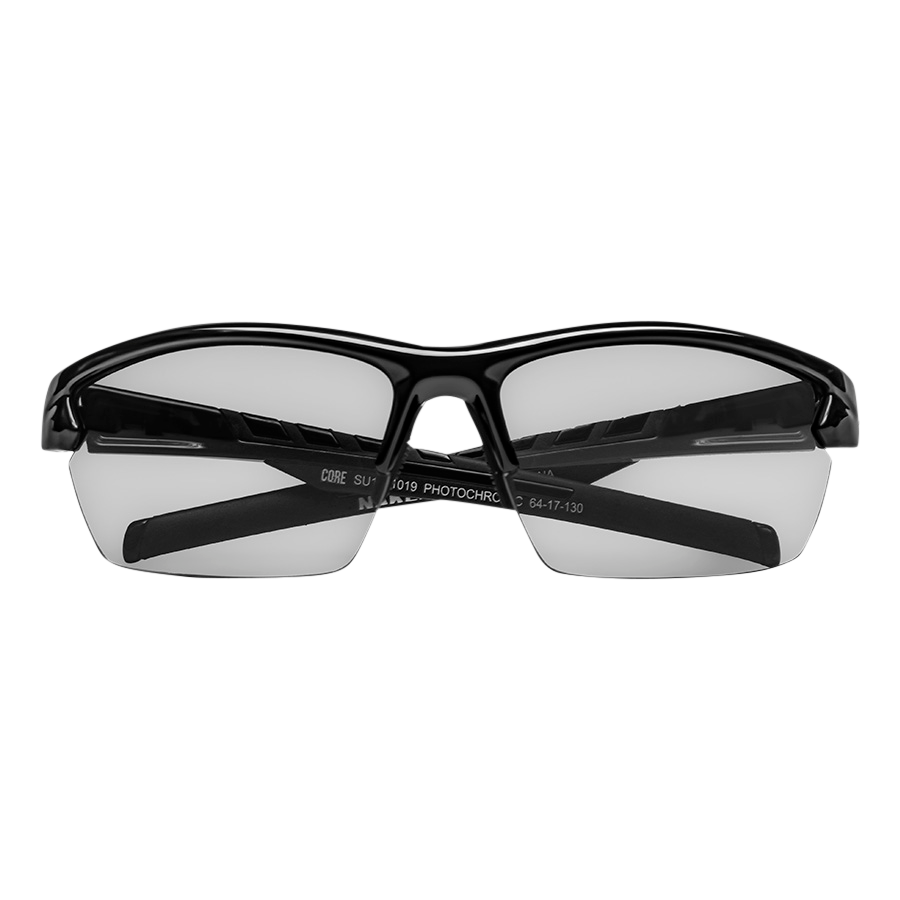 Die RUSH Halfframe Photochromisch von NAKED Optics ist eine schwarze Sportsonnenbrille mit klaren, selbsttönenden Gläsern, die hier von vorne vor einem schlichten weißen Hintergrund abgebildet ist. Diese Sportbrille bietet sowohl im Innen- als auch im Außenbereich zuverlässigen UV400-Schutz für Ihre Augen.