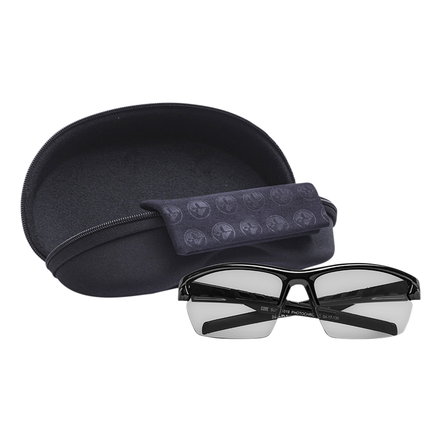 Die RUSH Halfframe Photochromisch von NAKED Optics: schwarze, halbrandlose Sportsonnenbrille mit UV400-Schutz und photochromen Gläsern, inklusive schwarzem Etui und Reinigungstuch, abgebildet auf weißem Hintergrund.