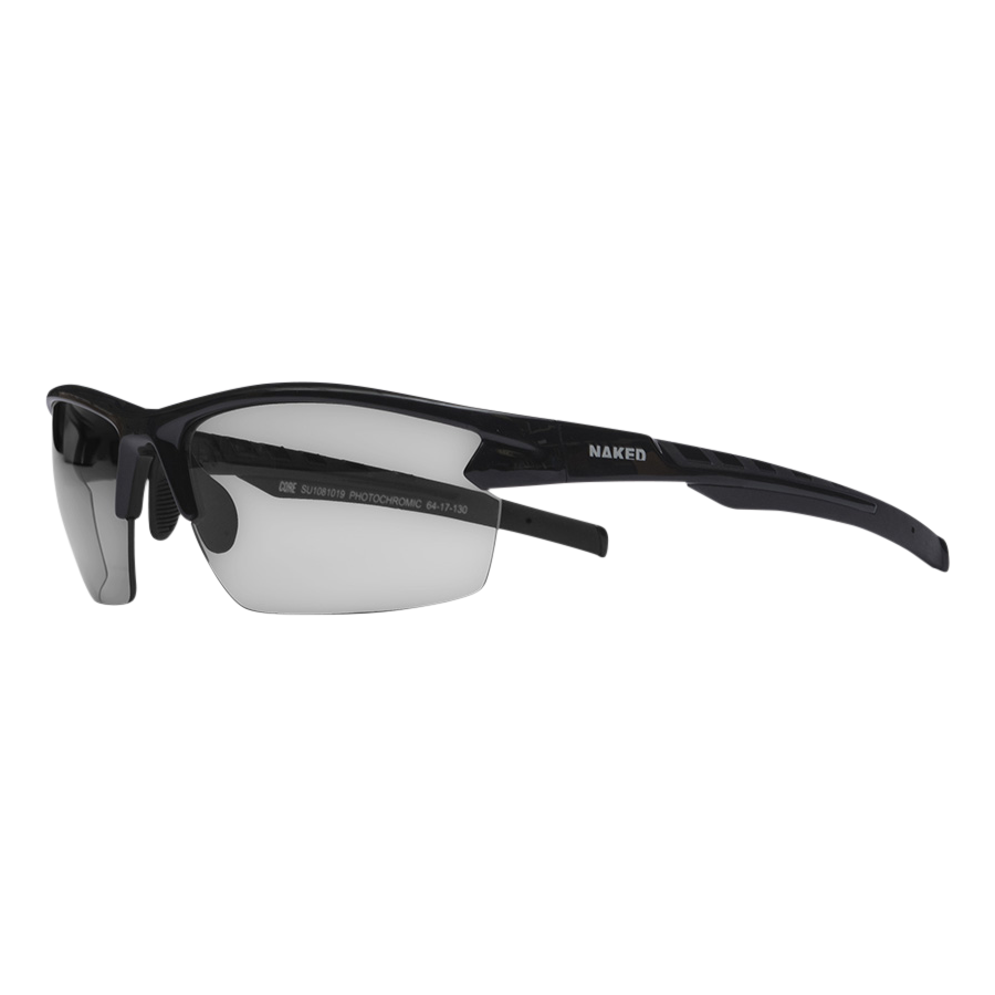 Beschreibung anhand der Produktdaten überarbeitet: Die RUSH Halfframe Photochromisch von NAKED Optics ist eine schwarze Sportsonnenbrille mit klaren, halbrandlosen Gläsern und dem NAKED Optics-Logo auf dem Bügel. Als photochrome Sportbrille konzipiert, verfügt dieses Modell über selbsttönende Gläser, die sich automatisch an wechselnde Lichtverhältnisse anpassen und so für optimale Sicht und höchsten Tragekomfort sorgen. Zudem bieten sie zuverlässigen UV400-Schutz und gewährleisten so maximalen Augenschutz