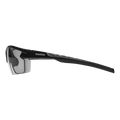 Die „RUSH Halfframe Photochromisch“ von NAKED Optics ist eine schwarze Sportsonnenbrille mit einem teilweise randlosen, rechteckigen Design, die hier in der Seitenansicht auf weißem Hintergrund abgebildet ist. Mit UV400-Schutz und selbsttönenden Gläsern bietet diese photochrome Sportbrille optimalen Augenschutz und passt sich wechselnden Lichtverhältnissen an.