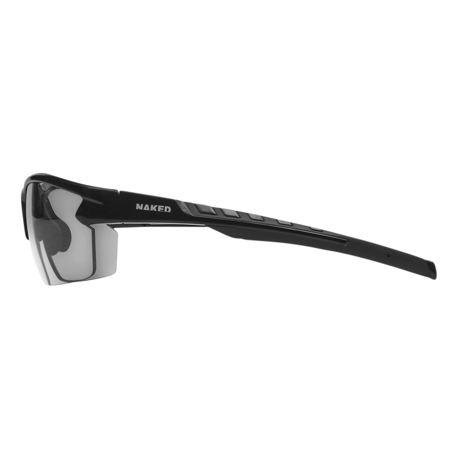 Die „RUSH Halfframe Photochromisch“ von NAKED Optics ist eine schwarze Sportsonnenbrille mit einem teilweise randlosen, rechteckigen Design, die hier in der Seitenansicht auf weißem Hintergrund abgebildet ist. Mit UV400-Schutz und selbsttönenden Gläsern bietet diese photochrome Sportbrille optimalen Augenschutz und passt sich wechselnden Lichtverhältnissen an.