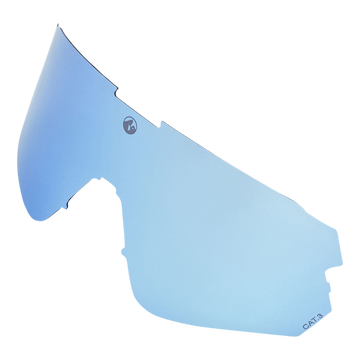 Hellblau getönte HAWK-Ersatzglas-Visierlinse mit einem kleinen NAKED Optics-Logo und der Kennzeichnung „CAT 3“ unten rechts, entwickelt für Sportbrillen mit UV400-Schutz. Kompatibel mit Wechselgläsern für zusätzliche Vielseitigkeit bei wechselnden Bedingungen.