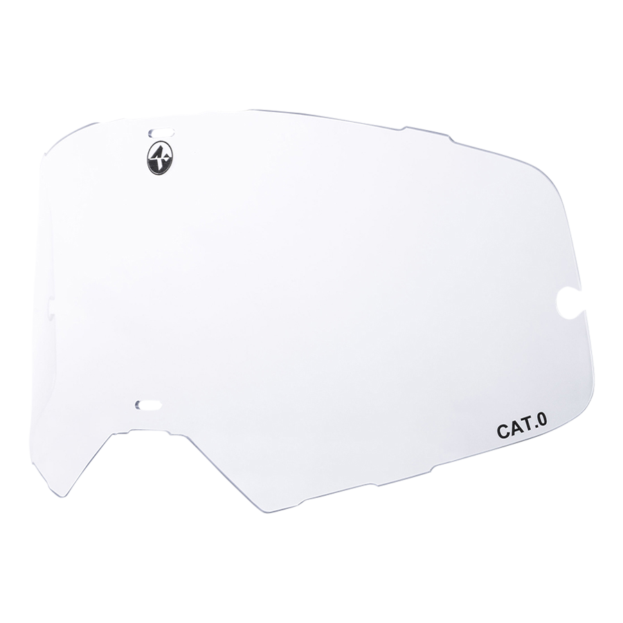 Ersatzglas LINE di NAKED Optics è una visiera trasparente di ricambio per il tuo casco, contrassegnata dalla dicitura CAT.0 in un angolo e raffigurata su uno sfondo bianco. Ideale come accessorio per gli occhiali da MTB, questa visiera garantisce una protezione UV affidabile durante le tue uscite ed è perfetta per gli occhiali da downhill.