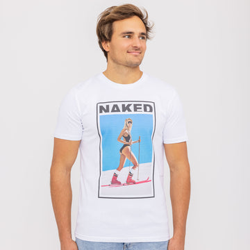 Ein Mann, der ein weißes T-Shirt der Marke NAKED Optics mit dem Aufdruck „Skiing-Girl“ trägt, auf dessen Vorderseite eine Frau in Badekleidung beim Skifahren abgebildet ist; das Shirt zeichnet sich durch sein einzigartiges Design aus und besteht aus Bio-Baumwolle von Fair Wear.