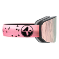 Die NOVA von NAKED Optics ist eine rosafarbene Skibrille, die mit schwarzen Vogelsilhouetten und einem schwarzen Logo auf dem Riemen verziert ist; diese große Skibrille verfügt über ein Magnetwechselsystem für einen mühelosen Glaswechsel, während ihre Gläser eine helle Umgebung widerspiegeln und mit einer wirksamen Anti-Beschlag-Beschichtung ausgestattet sind.