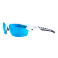 Il modello RUSH Halfframe di NAKED Optics è un paio di occhiali da sole sportivi bianchi con lenti a specchio blu e stanghette nere, che offrono protezione UV400, raffigurati su uno sfondo bianco a tinta unita.