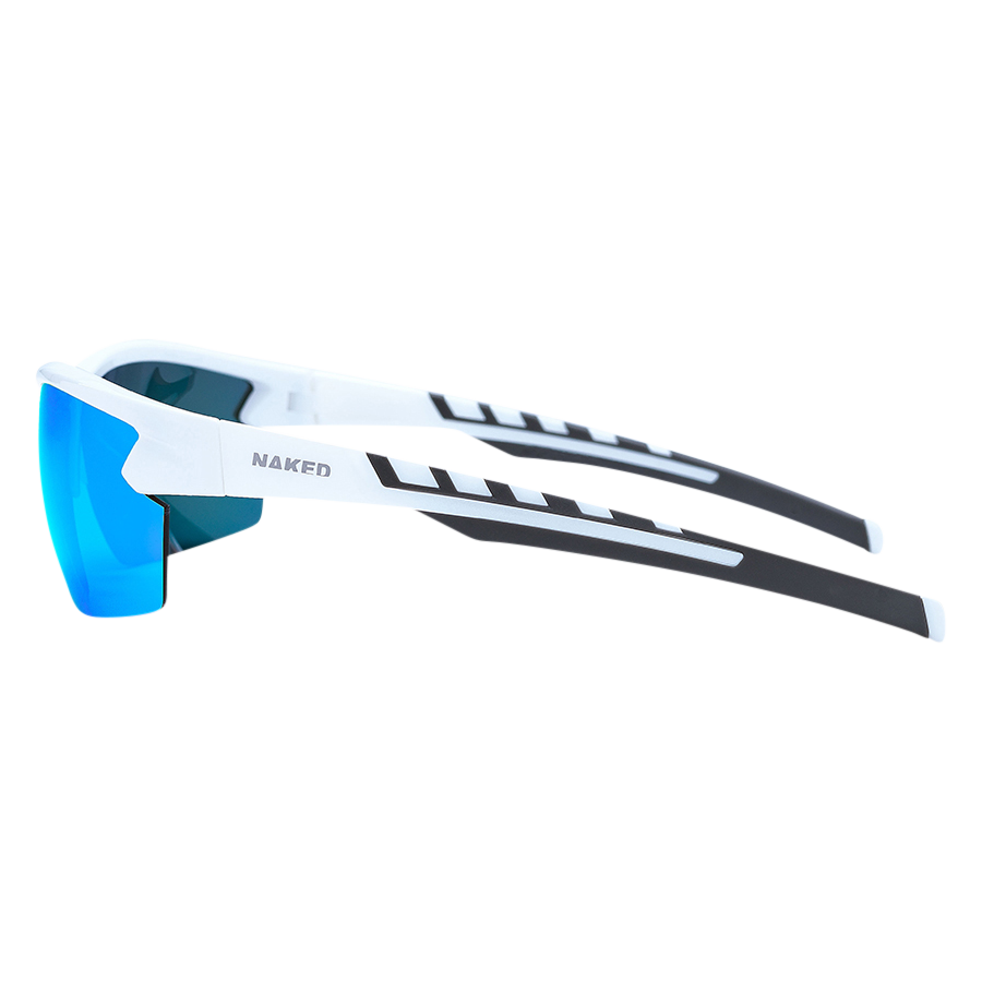 Il modello RUSH Halfframe di NAKED Optics è un paio di occhiali da sole sportivi bianchi e neri con lenti a specchio blu, ripresi in un’inquadratura laterale su uno sfondo semplice. Dotati di protezione UV400, questi occhiali da sole sportivi garantiscono una protezione oculare eccellente per le attività all’aperto.