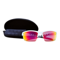 Die weiße Sportsonnenbrille „The RUSH Halfframe“ von NAKED Optics verfügt über rot-orange verspiegelte Gläser mit UV400-Schutz und wird vor einem schwarzen Etui auf weißem Hintergrund abgebildet.