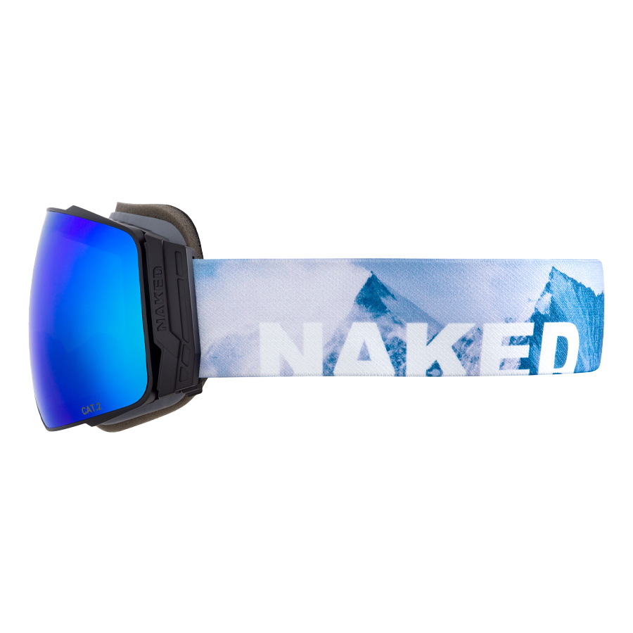 I modelli STORM di NAKED Optics sono occhiali da sci blu con un cinturino blu decorato con motivi montani e la scritta “NAKED” in lettere bianche. Questi occhiali da sci sferici offrono un ampio campo visivo e sono dotati di un avanzato rivestimento antiappannamento per garantire una visibilità nitida sulle piste.