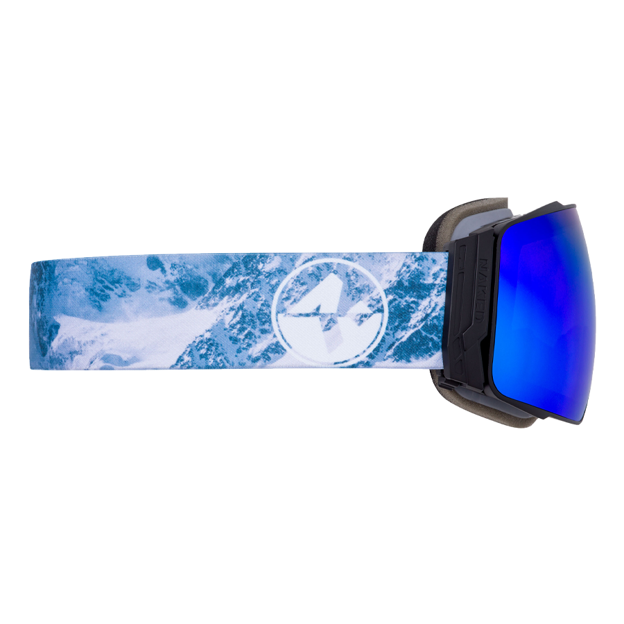 Gli occhiali da sci STORM di NAKED Optics con lenti blu, caratterizzati da un design ispirato alla montagna e da un logo bianco sul cinturino regolabile (vista laterale). Dotati di un innovativo sistema di sostituzione magnetica delle lenti per un cambio facile e veloce e di un efficace rivestimento antiappannamento per garantire una visione cristallina sulle piste.