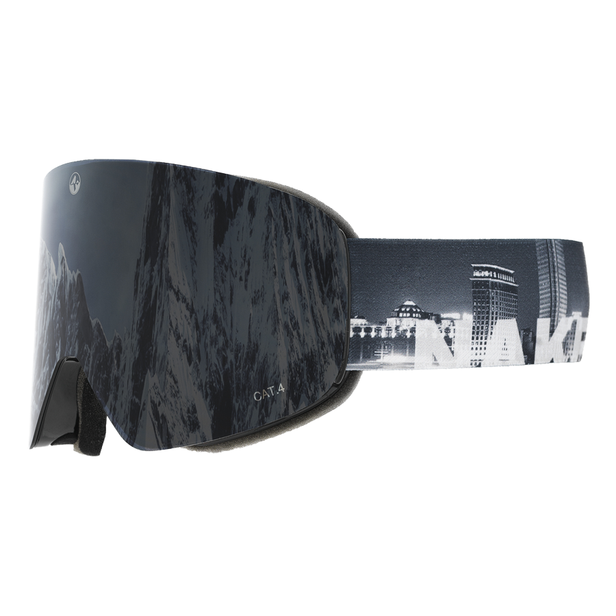 Die TROOP EVO-Skibrille von NAKED Optics verfügt über dunkle, verspiegelte Gläser und ein Band mit Berg- und Stadtansicht-Motiven und ist mit einer fortschrittlichen Anti-Fog-Beschichtung ausgestattet, die für kristallklare Sicht auf der Piste sorgt.