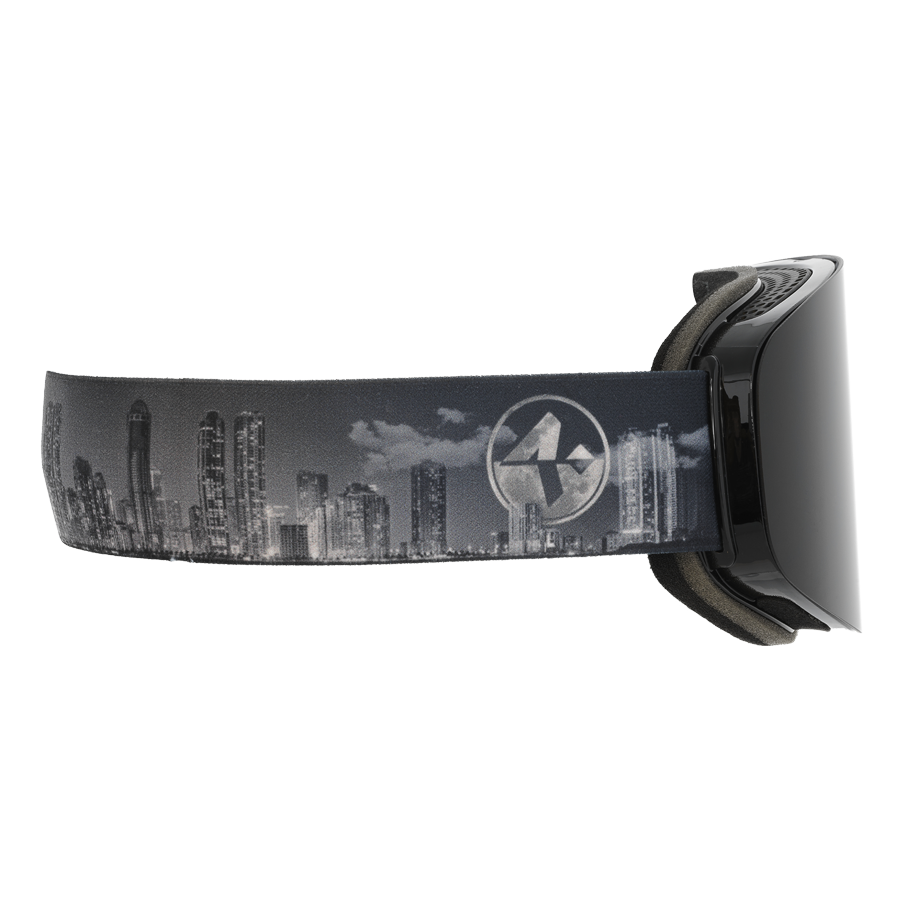 Das TROOP EVO von NAKED Optics ist ein schwarzes VR-Headset mit einem Stadtpanorama-Design auf dem Kopfband und einem runden Logo an der Seite. Inspiriert von der Ästhetik von Skibrillen verfügt dieses Headset über eine fortschrittliche Antibeschlagbeschichtung, die bei jedem immersiven Erlebnis für kristallklare Sicht sorgt.