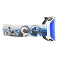 Wir präsentieren: „The TROOP EVO“ von NAKED Optics – ein Skibrillenband, verziert mit verspielten Pinguinen und einer eisblauen Berglandschaft, das perfekt auf Wechselgläser abgestimmt und mit einer Anti-Fog-Beschichtung ausgestattet ist – für kristallklare Sicht auf jeder Piste.