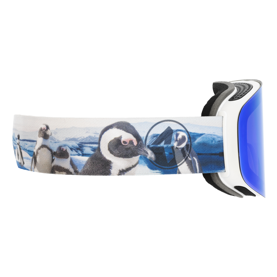 Wir präsentieren: „The TROOP EVO“ von NAKED Optics – ein Skibrillenband, verziert mit verspielten Pinguinen und einer eisblauen Berglandschaft, das perfekt auf Wechselgläser abgestimmt und mit einer Anti-Fog-Beschichtung ausgestattet ist – für kristallklare Sicht auf jeder Piste.