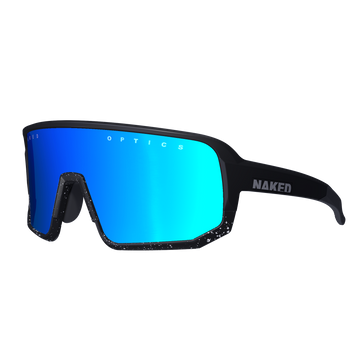 Die VOLT von NAKED Optics ist eine schwarze Sportsonnenbrille mit großen, blau verspiegelten Gläsern und dem NAKED Optics-Logo am Bügel, die UV400-Schutz bietet – perfekt für all deine Outdoor-Abenteuer; isoliert auf weißem Hintergrund.
