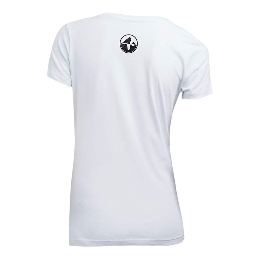 Vista posteriore della maglietta NAKED Optics T-Shirt High-Wheeler in bianco tinta unita, realizzata in cotone biologico Fair Wear, con un piccolo simbolo a forma di ombrello in bianco e nero vicino al collo: un dettaglio caratteristico di Stevie Schneider.
