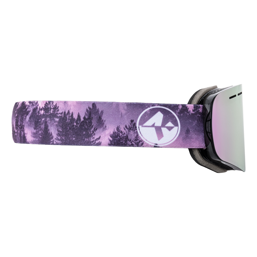I modelli TROOP Youth di NAKED Optics sono occhiali da sci viola caratterizzati da un motivo boschivo sul cinturino e da un logo rotondo bianco sul lato. Ideali come piccoli occhiali da sci per ragazzi, questi modelli sono dotati di un efficace rivestimento antiappannamento per una visione nitida sulle piste.