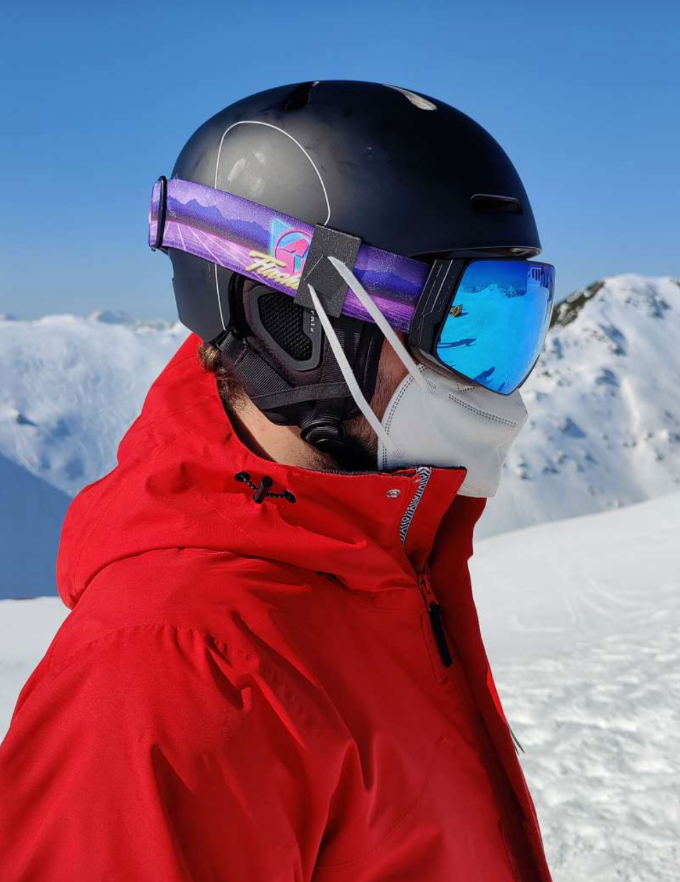 Wenn man beim Skifahren eine FFP2 Maske tragen muss, dann gibt es einige Optionen, um den Tragekomfort zu verbessern. 