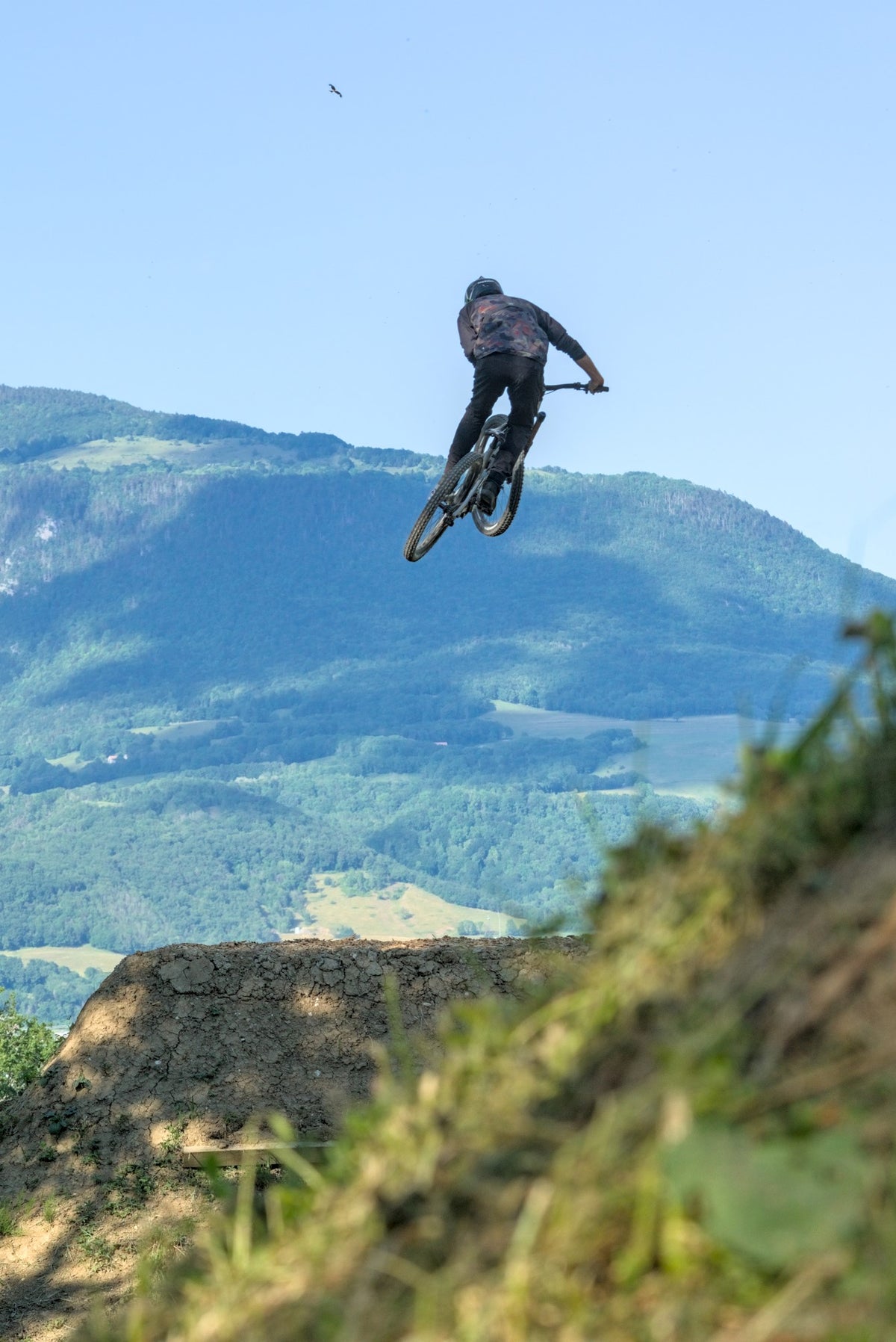 Stevie Schneider trägt beim Downhillfahren im Park einen Fullfacehelm