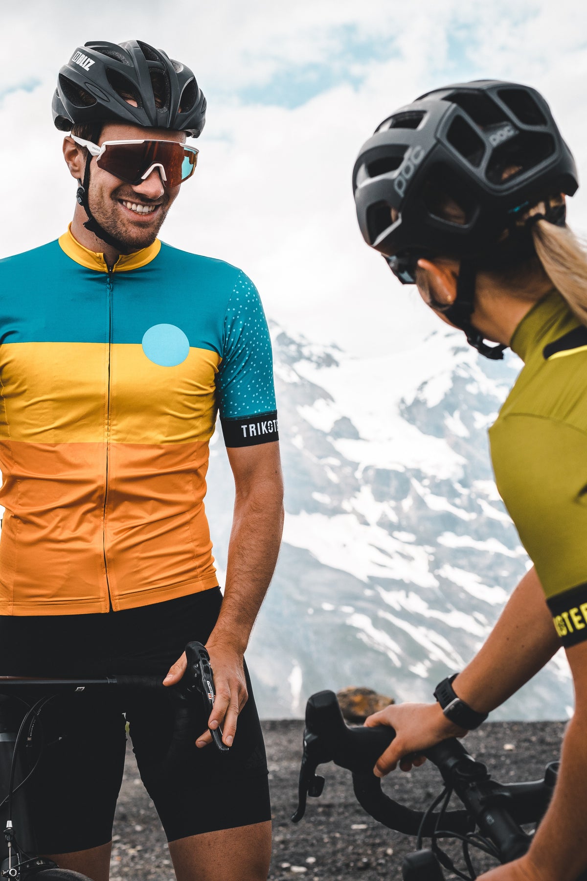 Ein Mann und eine Frau sind mit dem Fahrrad in den Bergen unterwegs. 