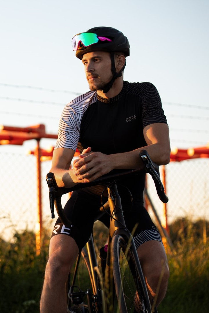 Ein Radfahrer trägt eine Sportbrille mit Wechselgläsern. 