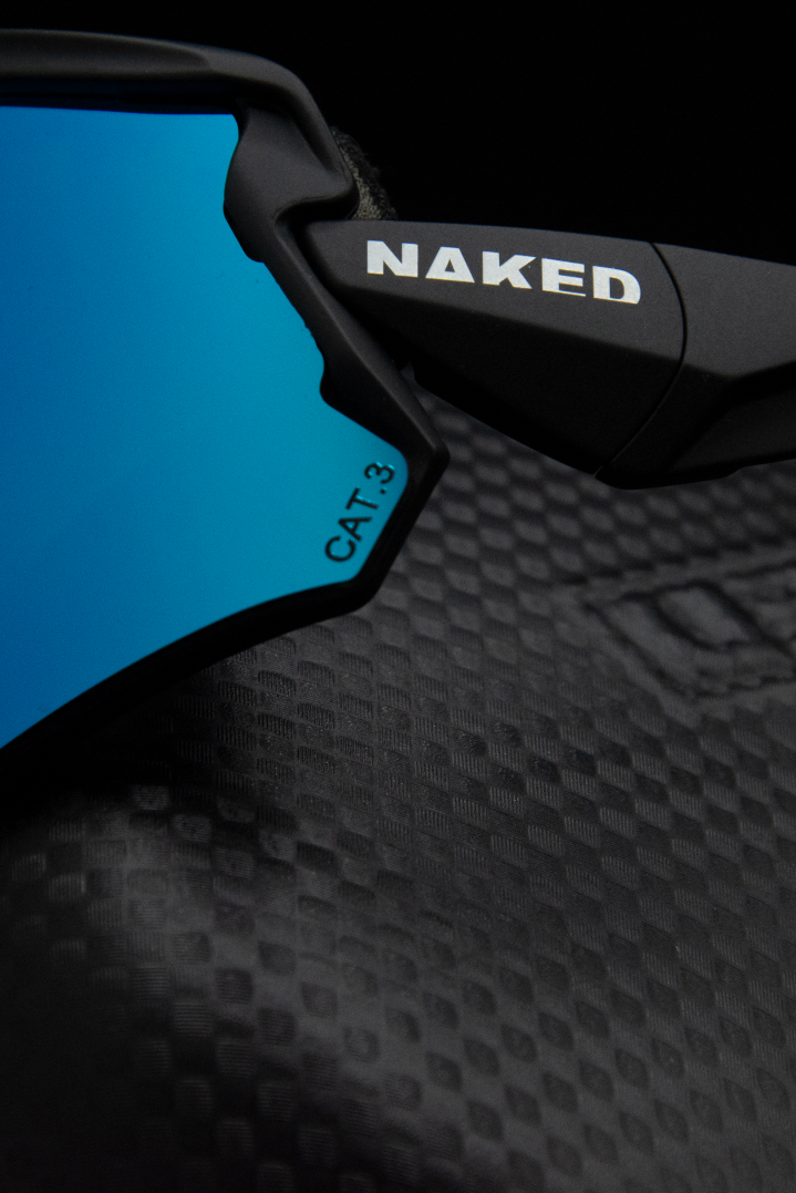 Sportbrillen mit polarisierten Gläsern eigenen sich vor allem für Aktivitäten am Berg oder im Wasser. Sie vermindern Blendungen und sorgen dafür, dass man die Farben deutlicher wahrnehmen kann.