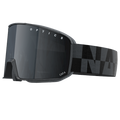 Schwarze Skibrille „The SOLAR“ von NAKED Optics mit einer breiten, dunklen Scheibe mit dem Schriftzug „OPTICS“ und einem breiten, gemusterten Gummiband – diese kompakten Skibrillen sind ideal für kleine Gesichter und eignen sich hervorragend als Skibrille für Damen.
