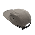 Il cappellino a 5 pannelli di NAKED Optics presenta una visiera piatta, un cinturino regolabile e un'etichetta NAKED sul retro: questo elegante cappellino grigio in cotone fa parte della collezione di cappellini NAKED Optics.