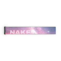 Rechteckiges Objekt mit einem rosa-lila Galaxie-Motiv und dem Schriftzug „NAKED“ in großen weißen Buchstaben, das an ein stilvolles NAKED Optics Extra-Armband (45 mm) erinnert, das mit den Modellen FORCE EVO, TROOP EVO, STORM, NOVA, SOLAR und ZEND kompatibel ist.