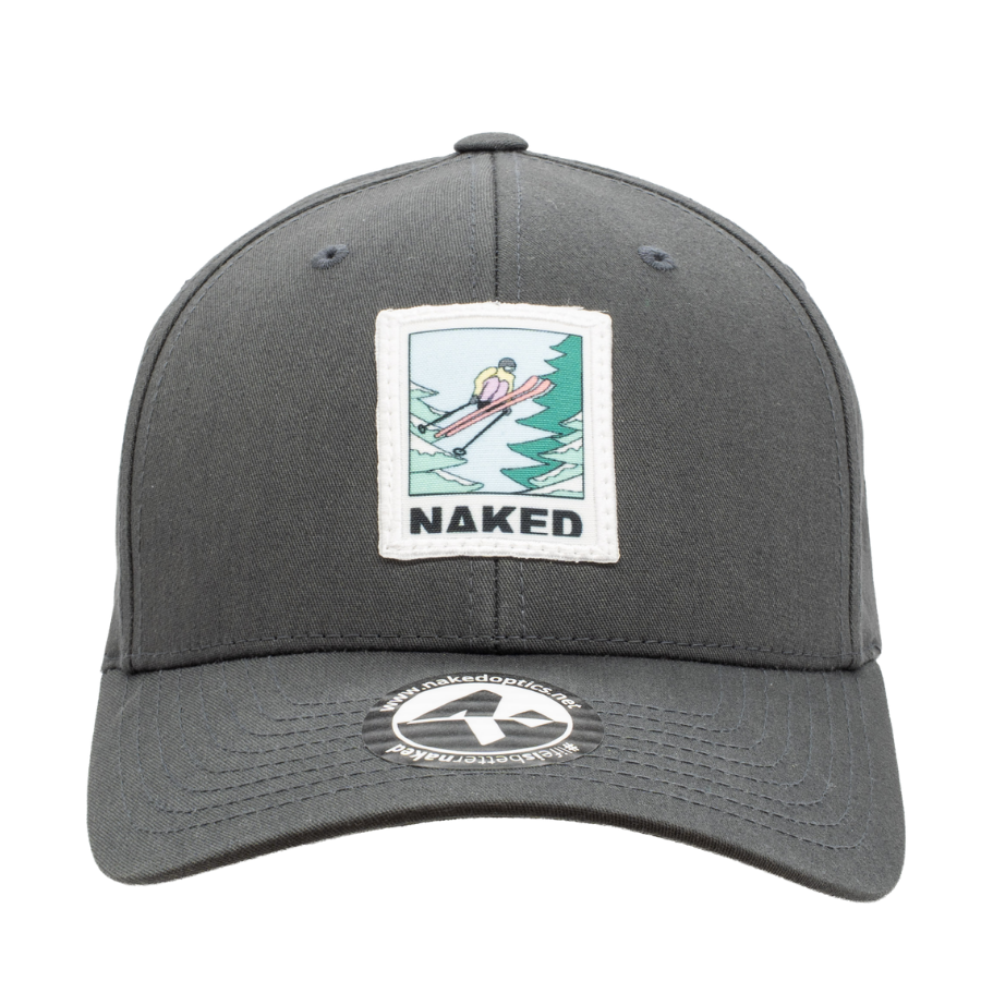 Die „Cap Baseball“ von NAKED Optics ist eine graue Unisex-Kappe aus hochwertiger Baumwolle, die auf der Vorderseite mit einem Aufnäher mit einem Skifahrer und dem Schriftzug „NAKED“ unterhalb des Motivs versehen ist.