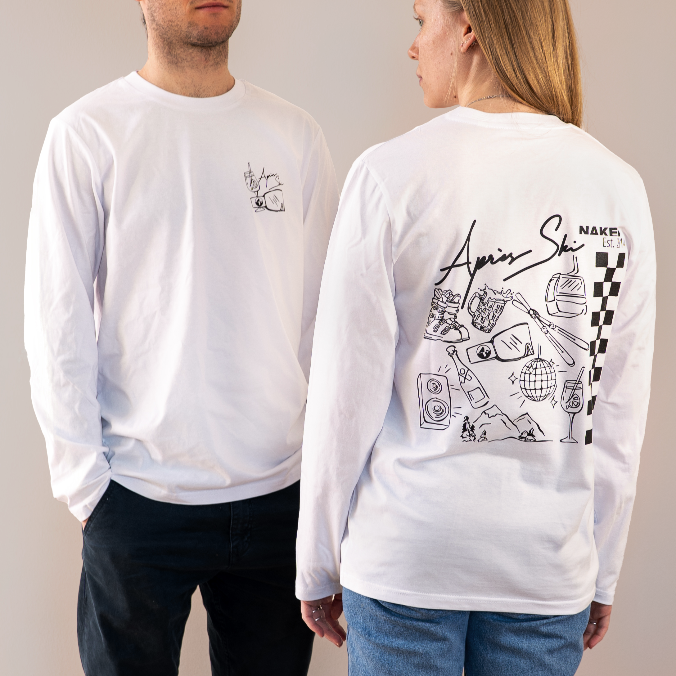 Zwei Personen tragen weiße NAKED Optics Après Ski Long Sleeve Shirts aus Bio-Baumwolle; auf der Vorderseite ist ein kleines Logo zu sehen, während der Party Back Print große illustrierte Motive zeigt.