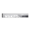 Ein 45 mm breiter, rechteckiger Riemen von NAKED Optics mit dem markanten weißen Logo der Marke vor einem graustufigen Bergpanorama – inspiriert vom schlanken Design des „Extra Strap“, der mit den Skibrillenmodellen FORCE EVO, TROOP EVO, STORM, NOVA, SOLAR und ZEND kompatibel ist.
