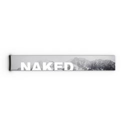 Ein 45 mm breiter, rechteckiger Riemen von NAKED Optics mit dem markanten weißen Logo der Marke vor einem graustufigen Bergpanorama – inspiriert vom schlanken Design des „Extra Strap“, der mit den Skibrillenmodellen FORCE EVO, TROOP EVO, STORM, NOVA, SOLAR und ZEND kompatibel ist.