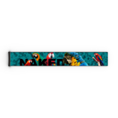 Ein lebhaftes, farbenfrohes Armband mit Aras und dem teilweise sichtbaren Schriftzug „NAKED“ auf blaugrünem Hintergrund, ähnlich den auffälligen Designs des „Extra Strap“ (45 mm) für die Modelle FORCE EVO, TROOP EVO, STORM, NOVA, SOLAR und ZEND von NAKED Optics.