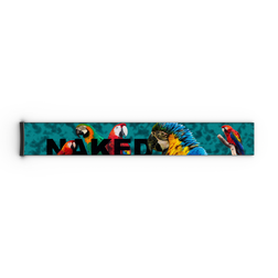 Ein lebhaftes, farbenfrohes Armband mit Aras und dem teilweise sichtbaren Schriftzug „NAKED“ auf blaugrünem Hintergrund, ähnlich den auffälligen Designs des „Extra Strap“ (45 mm) für die Modelle FORCE EVO, TROOP EVO, STORM, NOVA, SOLAR und ZEND von NAKED Optics.