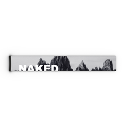 Ein graues 45-mm-Skibrillenband von NAKED Optics mit schwarzen Berggipfeln und dem teilweise sichtbaren, auffälligen weißen Schriftzug „NAKED“ – ideal als Ersatzband für die Skibrillenmodelle FORCE EVO, TROOP EVO, STORM, NOVA, SOLAR oder ZEND.
