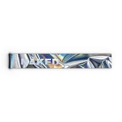 Ein metallischer, schillernder Streifen mit dem Schriftzug „NAKED“ in Weiß auf der linken Seite, konzipiert als zusätzliches 45-mm-Ersatzband für die Skibrillen der Modelle FORCE EVO, TROOP EVO, STORM, NOVA, SOLAR und ZEND von NAKED Optics.