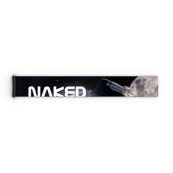 Eine Vape-Bar mit auffälligem NAKED Optics-Logo, das ein Raumschiff, Sterne und den Mond vor schwarzem Hintergrund zeigt – ebenso dynamisch gestaltet wie das Extra-Armband (45 mm) für FORCE EVO, TROOP EVO, STORM, NOVA, SOLAR und ZEND von NAKED Optics.