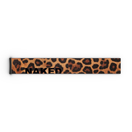 Vape-Pen im Leopardenmuster mit dem Schriftzug „NAKED“ in fetten schwarzen Buchstaben auf weißem Hintergrund, der an die markanten Muster der „Extra Strap“-Modelle von NAKED Optics – FORCE EVO, TROOP EVO, STORM, NOVA, SOLAR, ZEND (45 mm) – angelehnt ist.