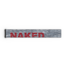 Ein graues, rechteckiges Objekt mit dem Schriftzug „NAKED“ in großen roten Buchstaben auf einem Hintergrund mit Holzstruktur, das an hochwertige Goggle-Riemen-Designs wie den Extra Strap (45 mm) für FORCE EVO, TROOP EVO, STORM, NOVA, SOLAR und ZEND von NAKED Optics.