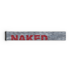 Ein graues, rechteckiges Objekt mit dem Schriftzug „NAKED“ in großen roten Buchstaben auf einem Hintergrund mit Holzstruktur, das an hochwertige Goggle-Riemen-Designs wie den Extra Strap (45 mm) für FORCE EVO, TROOP EVO, STORM, NOVA, SOLAR und ZEND von NAKED Optics.