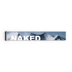 Ein rechteckiges Objekt mit einer Darstellung verschneiter Berge und dem auffälligen weißen Schriftzug „NAKED“ darauf, das an das NAKED Optics Extra Strap (45 mm) für die Modelle FORCE EVO, TROOP EVO, STORM, NOVA, SOLAR und ZEND erinnert.