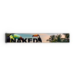 Eine tropische Szene mit zwei Tukanen, Palmen und dem Wort „NAKED“ in fetten schwarzen Buchstaben erwacht mit einem verspielten Hauch von Abenteuer zum Leben – ein Tukan sitzt auf einem farbenfrohen Extra Strap (45 mm) von NAKED Optics, inspiriert von der FORCE EVO-Kollektion.