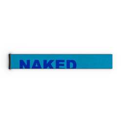 Ein blaues Skibrillenband aus Stoff von NAKED Optics, das für Modelle wie FORCE EVO, TROOP EVO, STORM, NOVA, SOLAR und ZEND (45 mm) entwickelt wurde und auf dessen Oberfläche das Wort „NAKED“ teilweise in fetten blauen Buchstaben zu sehen ist.